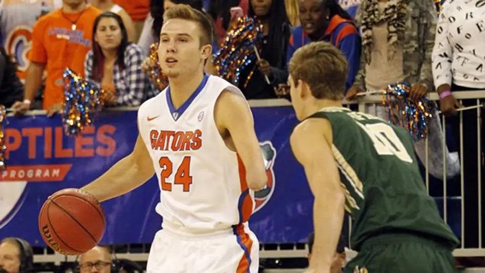 Jugador con una sola mano debuta en basquetbol de NCAA
