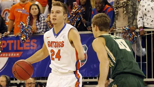Jugador con una sola mano debuta en basquetbol de NCAA