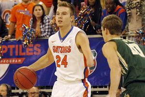 Jugador con una sola mano debuta en basquetbol de NCAA