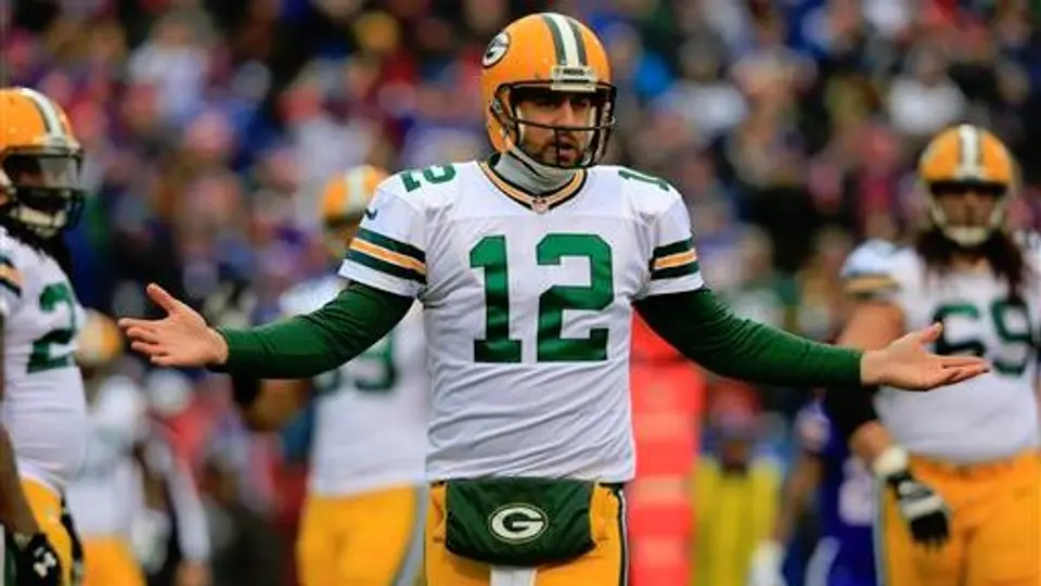 Aaron Rodgers le regala una pantalla a uno de sus linieros