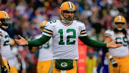 Aaron Rodgers le regala una pantalla a uno de sus linieros