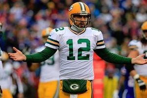 Aaron Rodgers le regala una pantalla a uno de sus linieros