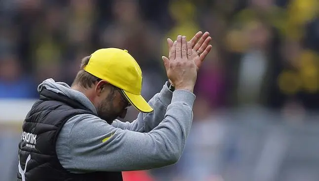 Jürgen Klopp aplaude a su afición, luego de vencer al Bayern en 'Semis' de la Copa Alemana | AP
