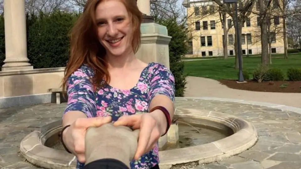 Brazo artificial, el 'selfie stick' más escalofriante