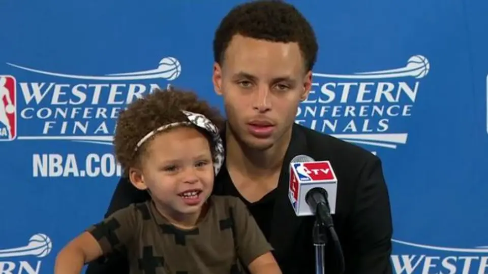 Hija de Stephen Curry se lleva el show en conferencia de su papá