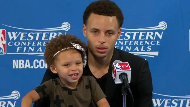Hija de Stephen Curry se lleva el show en conferencia de su papá