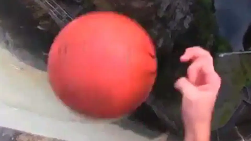El efecto de un balón conmociona las redes sociales