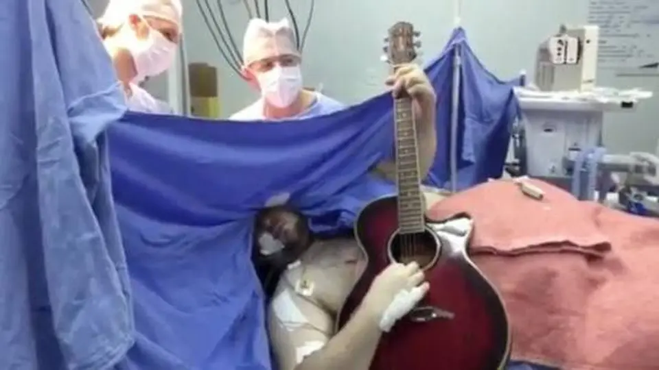 Operan del cerebro a brasileño mientras toca la guitarra