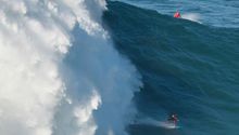 Surfistas desafían al monstruo lusitano de agua y espuma
