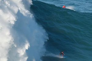 Surfistas desafían al monstruo lusitano de agua y espuma