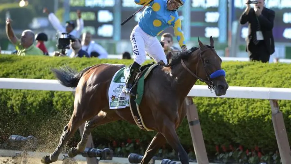 Víctor Espinoza gana en Belmont y logra Triple Corona