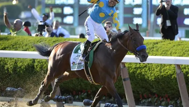 Víctor Espinoza gana en Belmont y logra Triple Corona