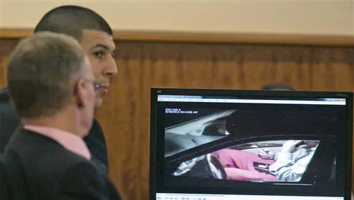 Aparece video de Aaron Hernández portando una pistola