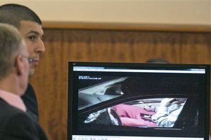 Aparece video de Aaron Hernández portando una pistola