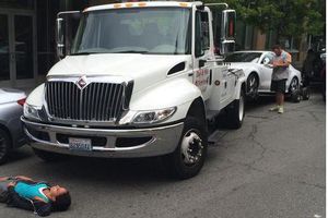 Seleccionada de EU se tira para evitar que se lleven su auto