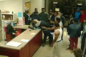 Jugador de futbol americano colegial da puñetazo a rival