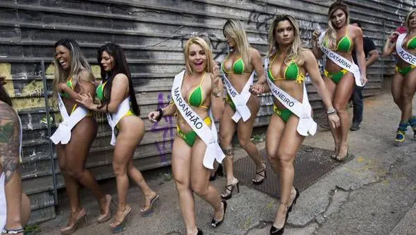 Candidatas a Miss Bumbum 'paralizan' calles de Sao Paulo