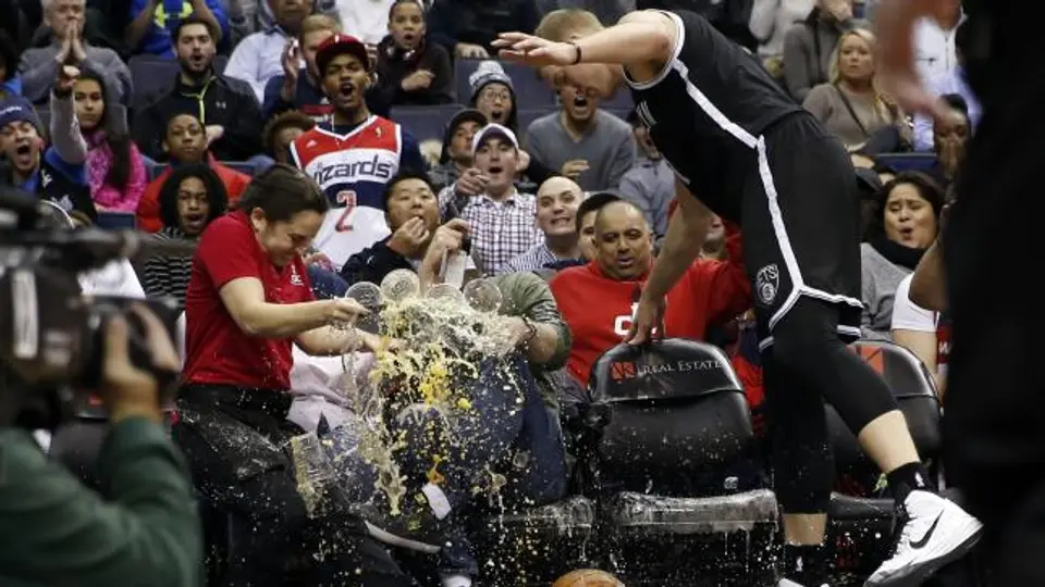 Basquetbolista manda a volar a mesera con todo y cervezas en juego de NBA