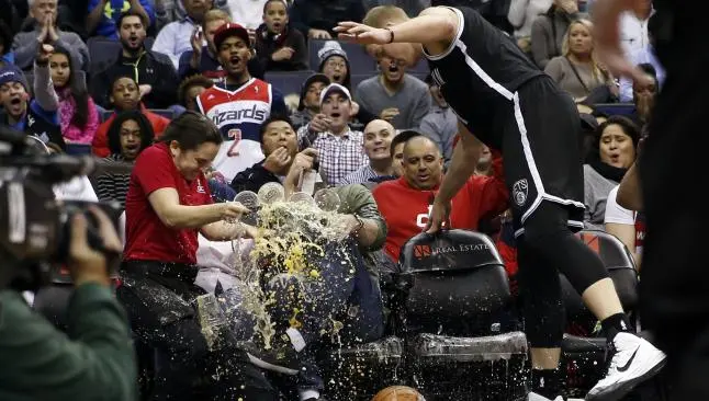 Basquetbolista manda a volar a mesera con todo y cervezas en juego de NBA