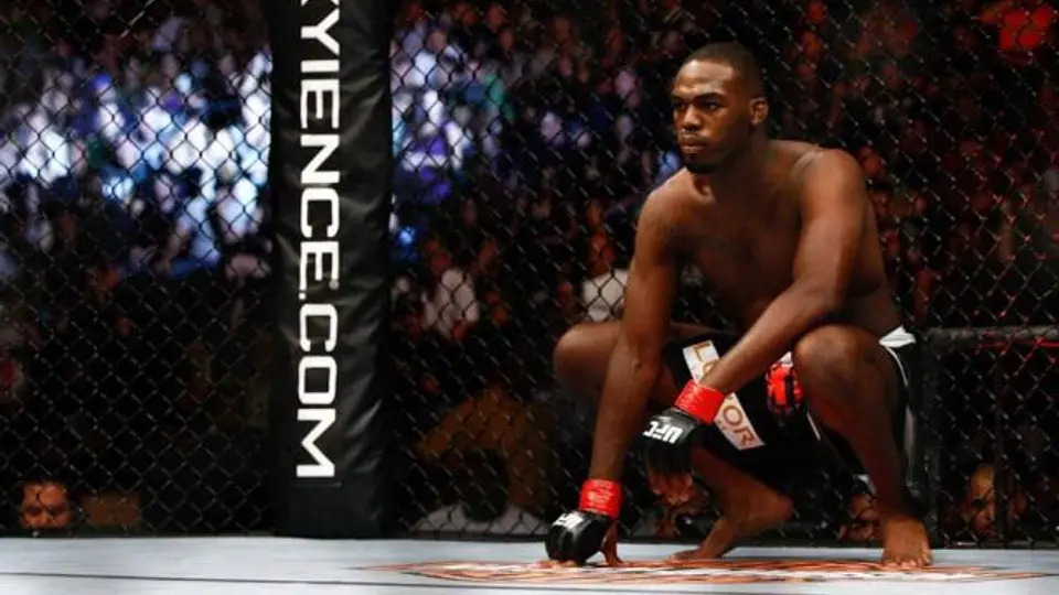 Campeón de UFC acusado de herir a mujer se entrega a la policía