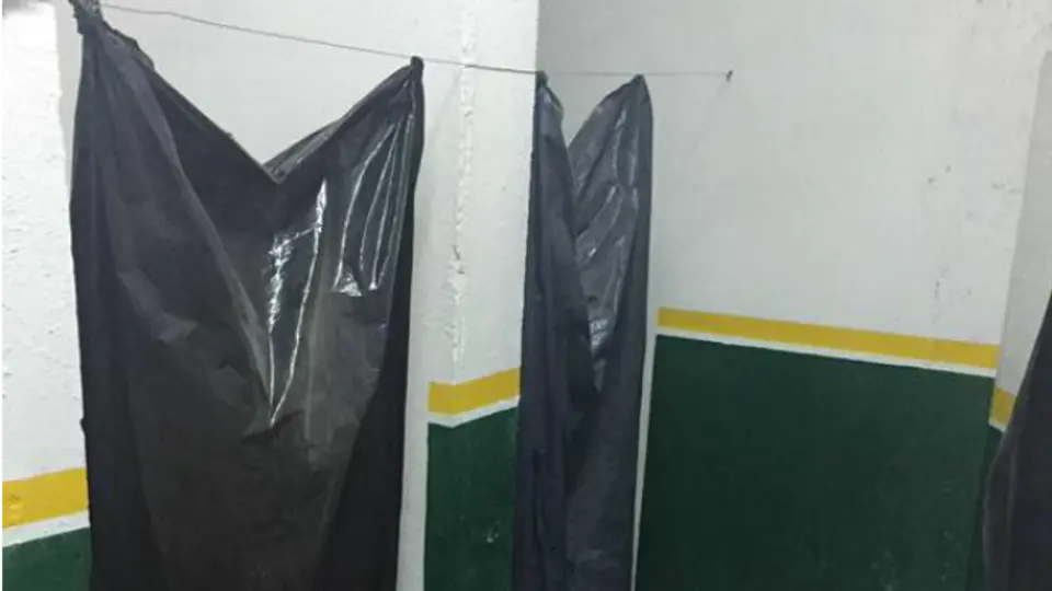 Baños para damas del Estadio León, en estado deplorable