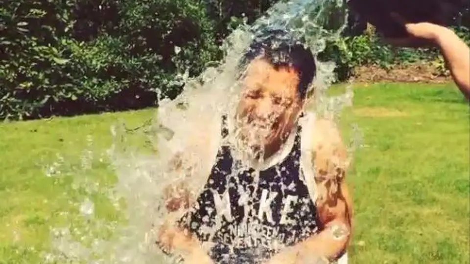 Chicharito realiza el #IceBucketChallenge
