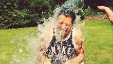 Chicharito realiza el #IceBucketChallenge