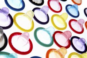 Crean condón que brilla para detectar ETS