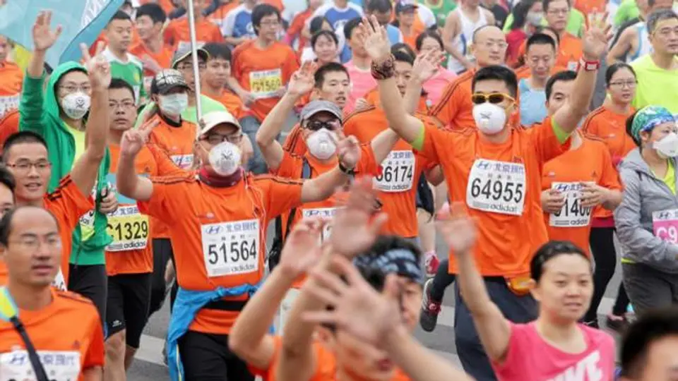Beijing celebra su maratón en pico de 'smog'