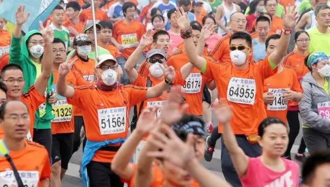 Beijing celebra su maratón en pico de 'smog'