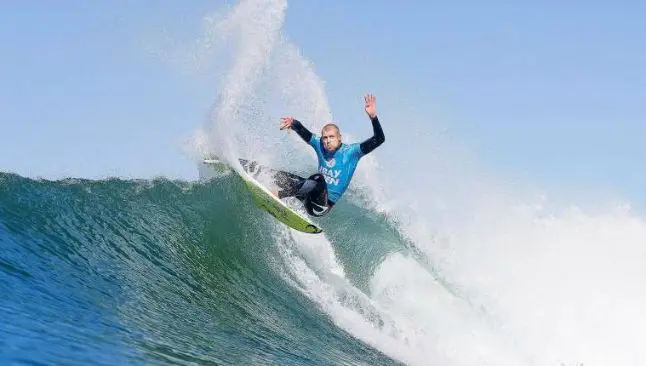 Surfista considera "milagro" salir ileso de ataque de tiburón