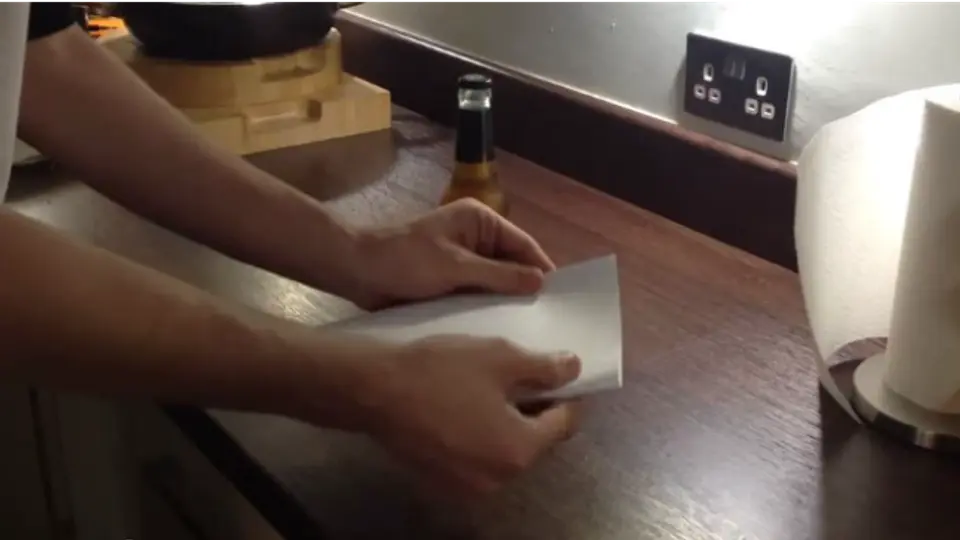Utilizar un pedazo de papel, la nueva moda para abrir una cerveza