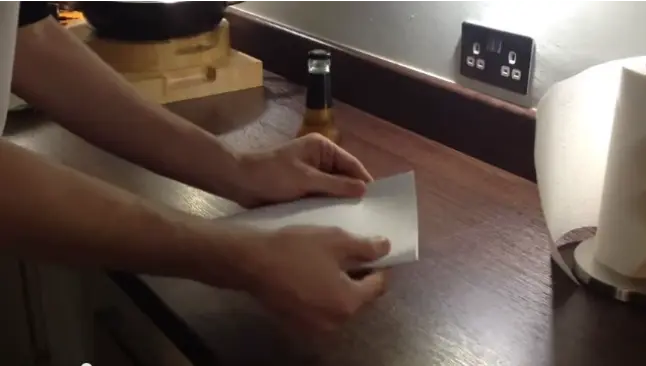 Utilizar un pedazo de papel, la nueva moda para abrir una cerveza