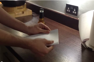 Utilizar un pedazo de papel, la nueva moda para abrir una cerveza