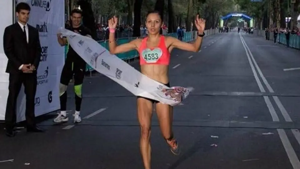 Miles de mujeres corren como 'princesas' en Reforma