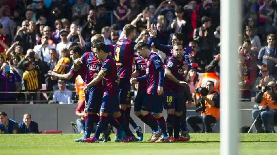 Barcelona golea al Rayo y asume el liderato de la Liga