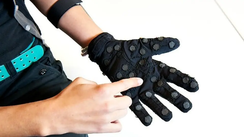 Crean guantes inteligentes para enviar mensajes sin ver