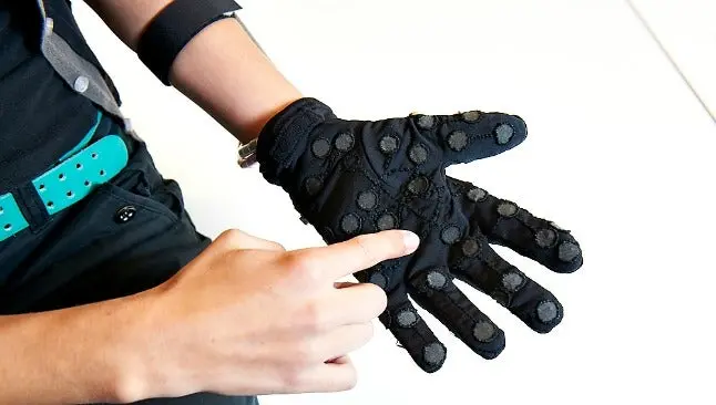 Crean guantes inteligentes para enviar mensajes sin ver