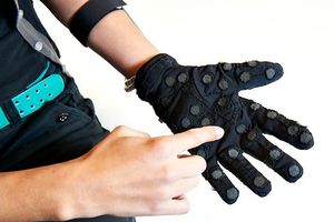 Crean guantes inteligentes para enviar mensajes sin ver