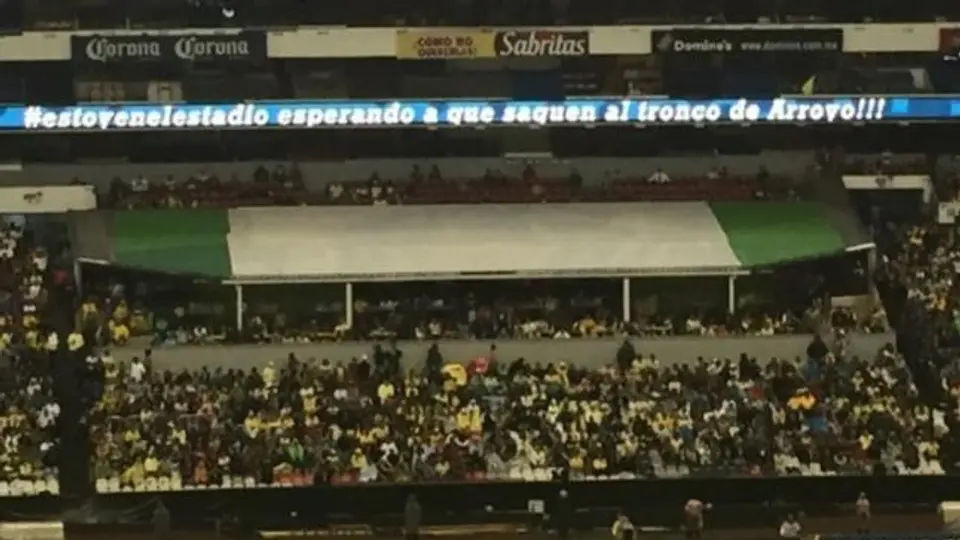 Trollean a Arroyo en el Estadio Azteca