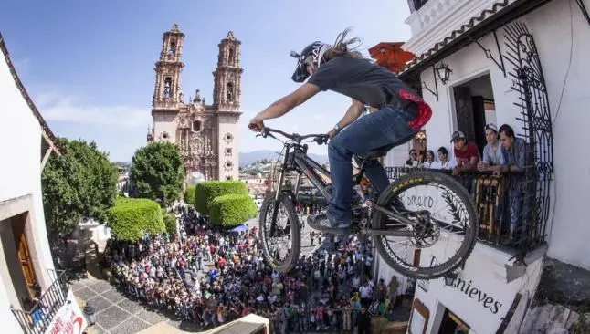 Taxco se paraliza con espectacular DownHill 2014