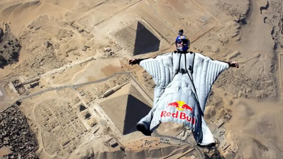 Realizan primer vuelo wingsuit sobre pirámides de Egipto