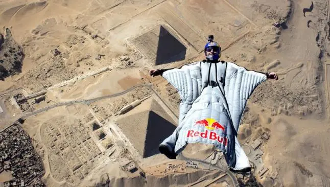 Realizan primer vuelo wingsuit sobre pirámides de Egipto