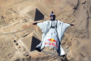 Realizan primer vuelo wingsuit sobre pirámides de Egipto