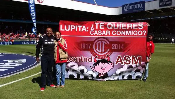 Aficionado del Toluca pide matrimonio en partido contra Jaguares