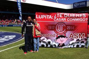 Aficionado del Toluca pide matrimonio en partido contra Jaguares