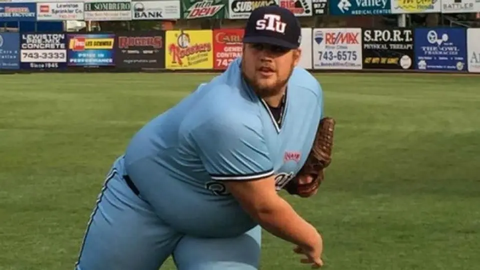 Lanzador colegial de 136 kilos lanza 'joya' de pitcheo