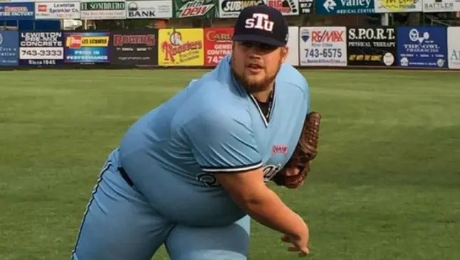Lanzador colegial de 136 kilos lanza 'joya' de pitcheo