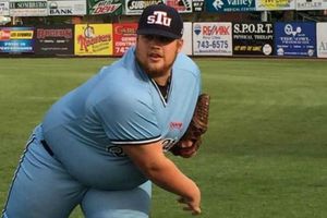 Lanzador colegial de 136 kilos lanza 'joya' de pitcheo