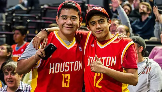 Afición mexicana vibra con regreso de la NBA